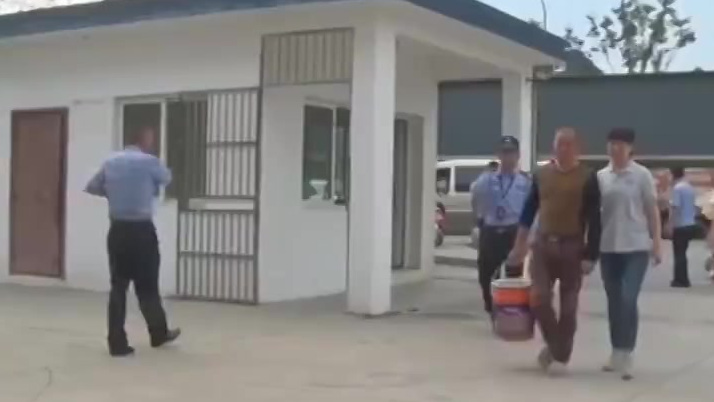 南京:摸到十斤娃娃鱼 原地送归大自然