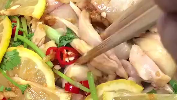 【柠檬手撕鸡】这是一道骗口水的菜,好吃又开胃,简单易学。