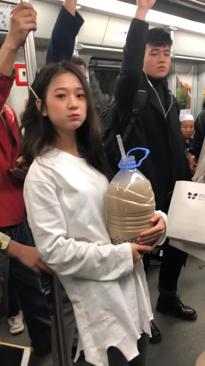 地铁上偶遇喝奶茶的小姐姐,看到她手里的东西后,瞬间都不淡定了