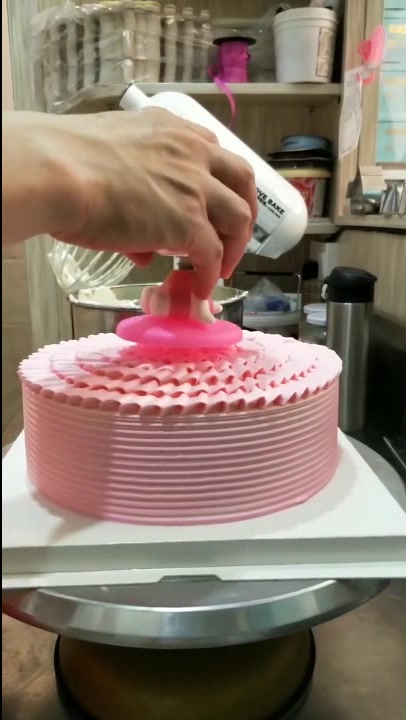 蛋糕师制作的KT猫蛋糕,粉色系超显梦幻,没几个女孩子不喜欢