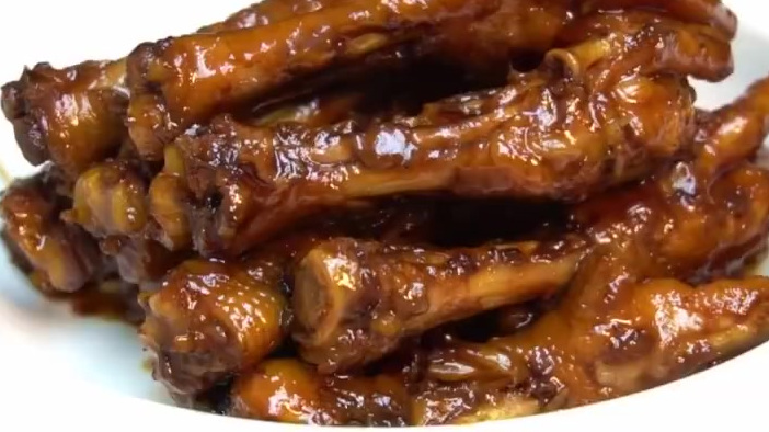 鸡脚这样做,下酒又下饭,咸香入味,吃一口就念念不忘~