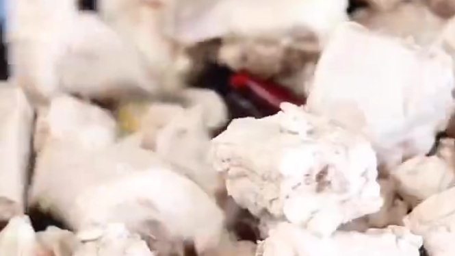 一款好吃的排骨土豆炖豆角教程……