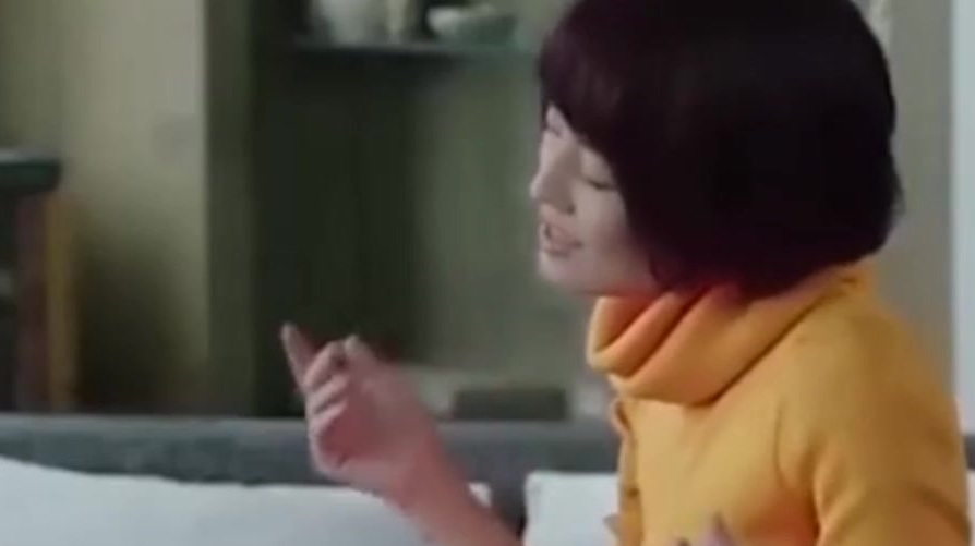 【袁泉陪女儿过六一,素颜现身头戴鸭舌帽,穿着朴素好似路人】近日,有网友偶遇袁泉陪女儿过六一