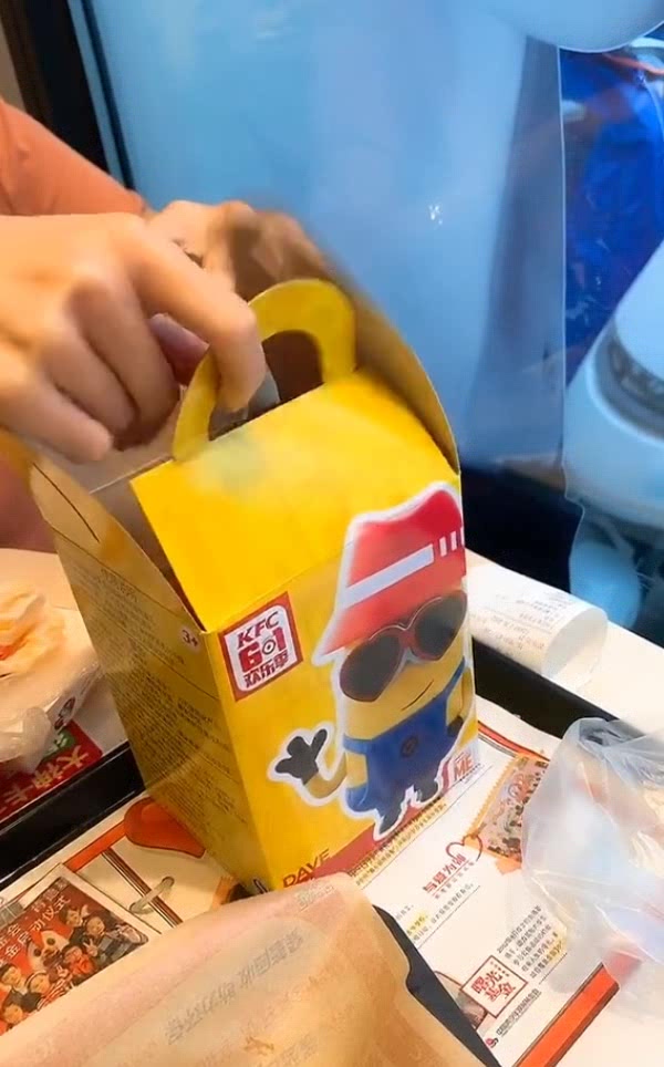 为了这个小黄人水杯,特地吃了一顿儿童套餐,也是没谁了!