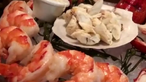 【 巴菲特天价午餐到到底吃些啥,我们实地打了个卡】6月1日,2019巴菲特午餐以456.8