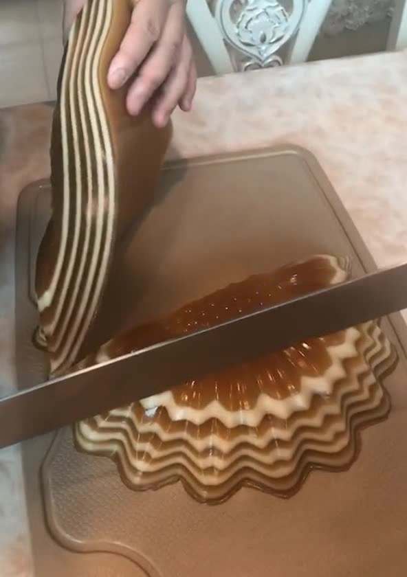 这才是真正的千层糕,切开后里面竟是这样的,真想吃一口尝尝!