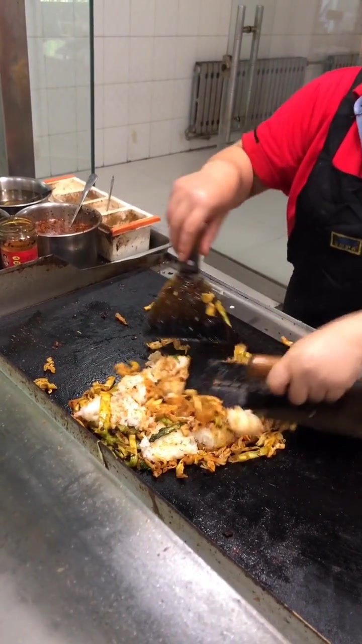 6元一份的老干妈炒饭,量大又实惠,超好吃,食堂阿姨还特别可爱