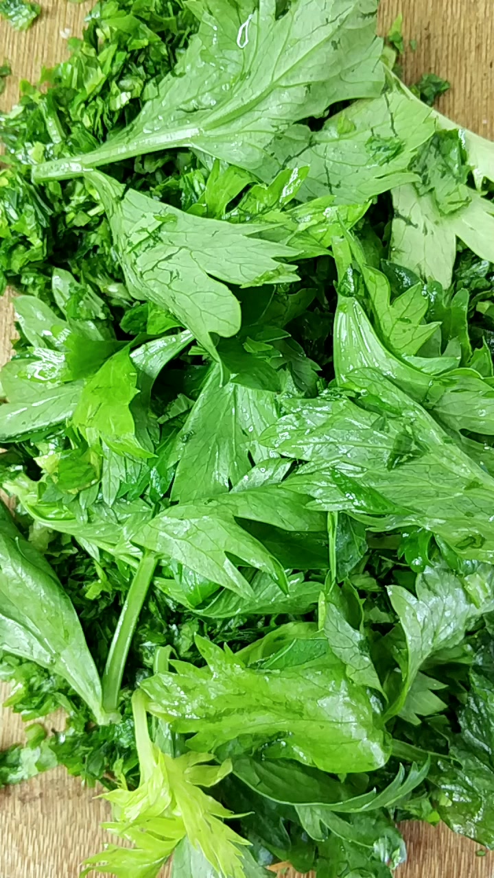 芹菜叶营养价值比茎高,这样做粗粮菜团子,营养又美味,速来挑战