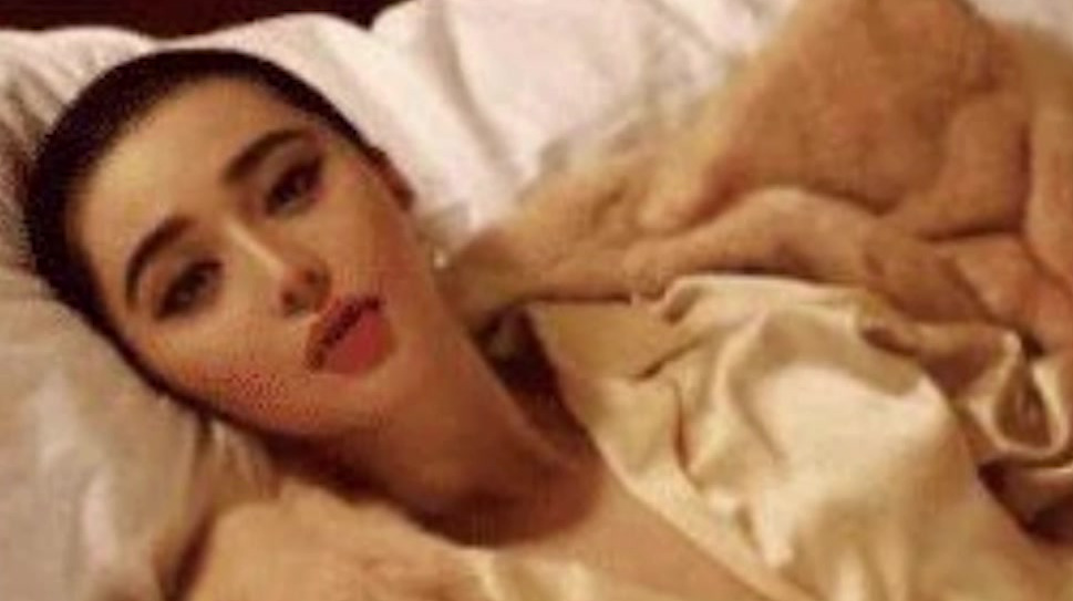 【范冰冰陪睡干爹床照曝光?官方出面怒斥不实谣言】日前,有知情人在社交平台曝光一组范冰冰的床