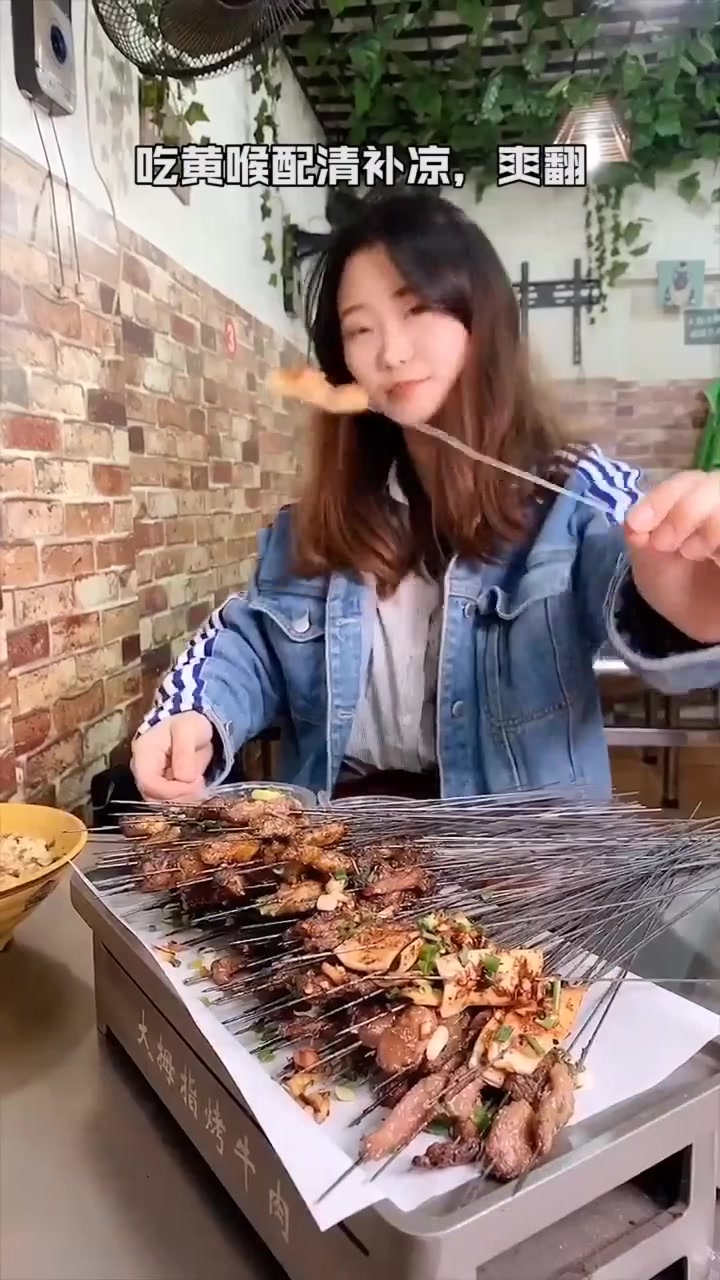 铁签串串烤牛肉,来回反复刷酱加辣椒,一把烤肉都不够我吃的