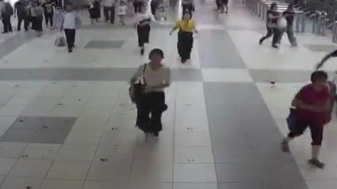 【男子打翻奶茶后直接走人,这个广西女孩的文明举止火遍网络】珠海拱北口岸出入境大厅,一男子不