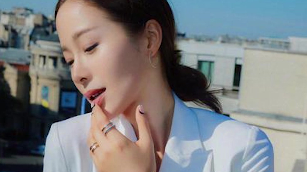 #江一燕默认与富商分手#【十年情断!富商男友带美女回家 江一燕方这样回默认已分手?】4日,