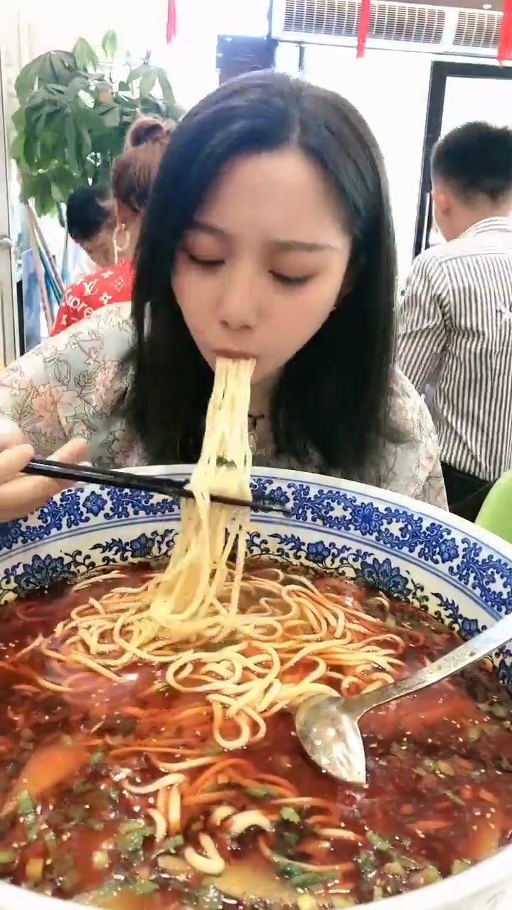 超大碗的牛肉面,店家说30分钟吃完就免单,你觉得谁能挑战成功?