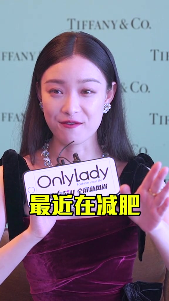 倪妮吃小龙虾能吃到撑,吃完后还用汤汁拌饭,说好的女神形象呢!