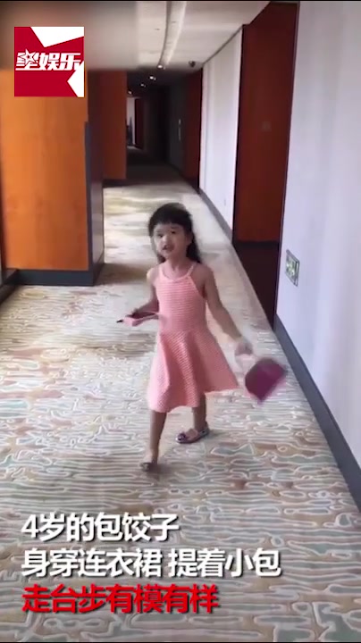 包贝尔女儿穿粉色淑女裙走台步有模有样,画风一转秒变女神经