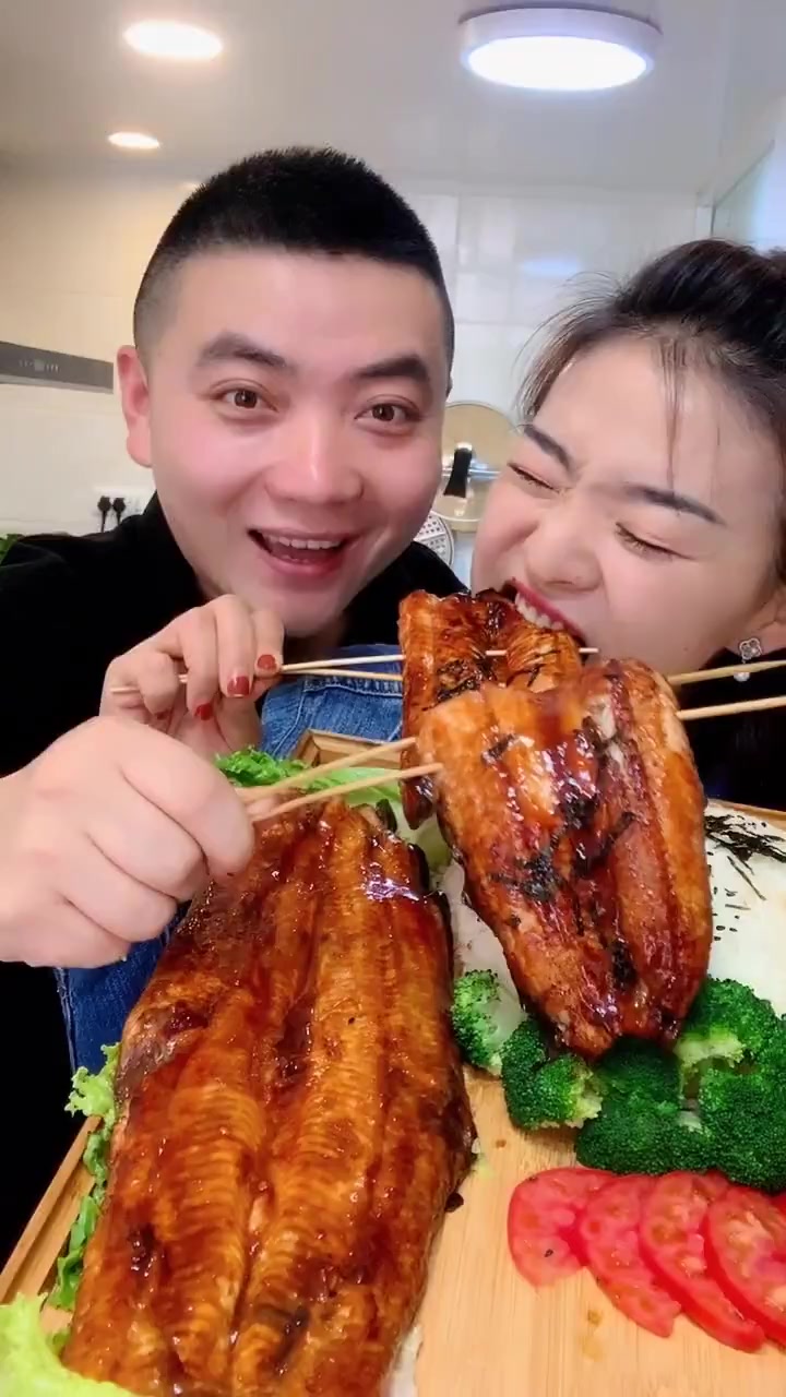 东北大厨教你做烤鳗鱼,这样的做法还是第一次见,看着都有食欲!