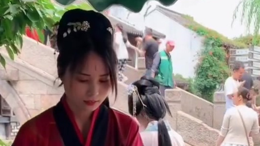 端午节,点雄黄,浴兰汤。(兰,即艾草)