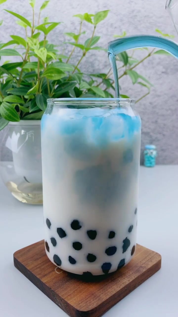 做一杯夏季风情的“星空奶茶”!既梦幻又美味,让你坐拥梦幻星空