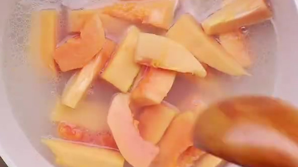 【鲜甜味美木瓜排骨汤】没错,甜甜的木瓜也能煲汤。加入了木瓜片的排骨汤更加鲜甜味美, 颜色漂