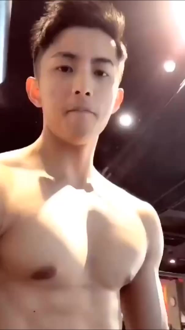 汗水跟肌肉更搭,健身房挥洒汗水的肌肉男最好看!