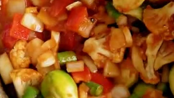 分享一道轻脂的时蔬什锦派,有点儿让我想起了《料理鼠王》中的普罗旺斯炖菜,一道很温馨的家庭烘