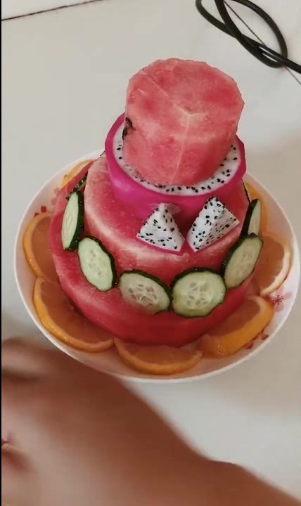 给宝宝做了一个生日蛋糕,纯手工水果蛋糕,做法简单又美味