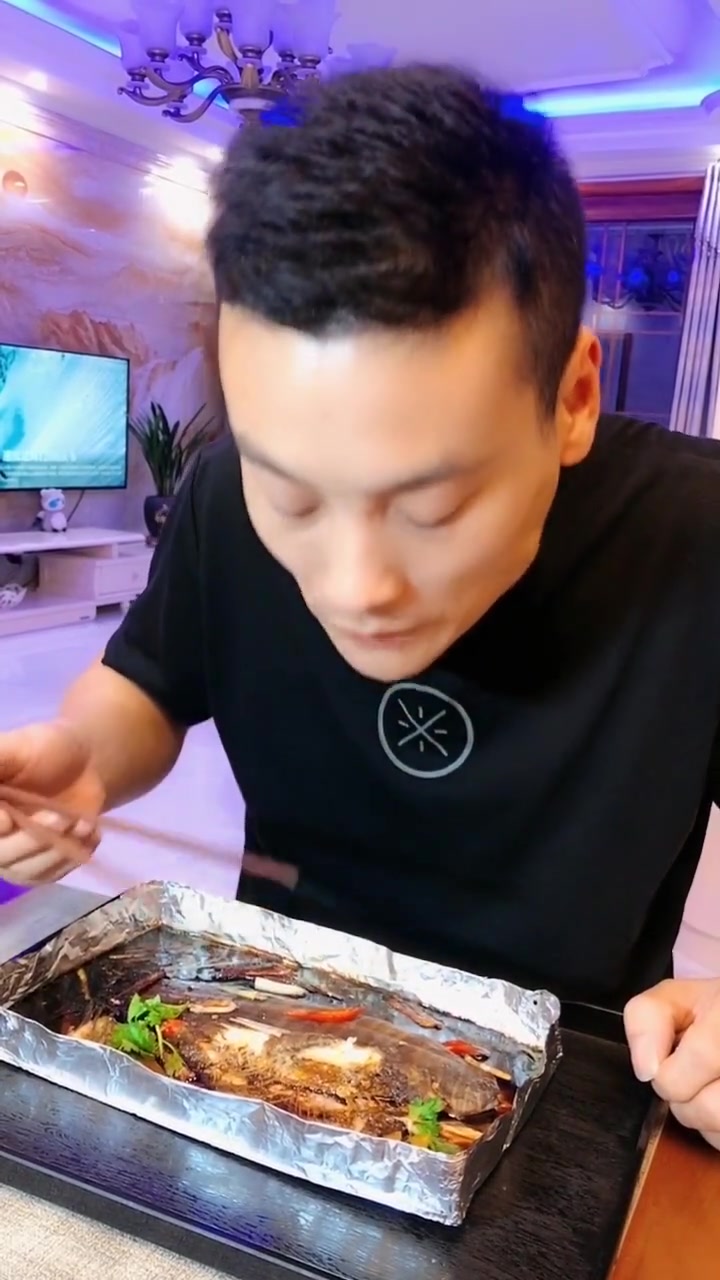 现在真是什么东西都能做烧烤了,这一种鱼都能烤,看得直流口水