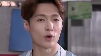 #极限挑战#张艺兴和迪丽热巴跟大厨学做饭,艺兴做的扬州炒饭收获师父和热巴的一致好评,不愧是