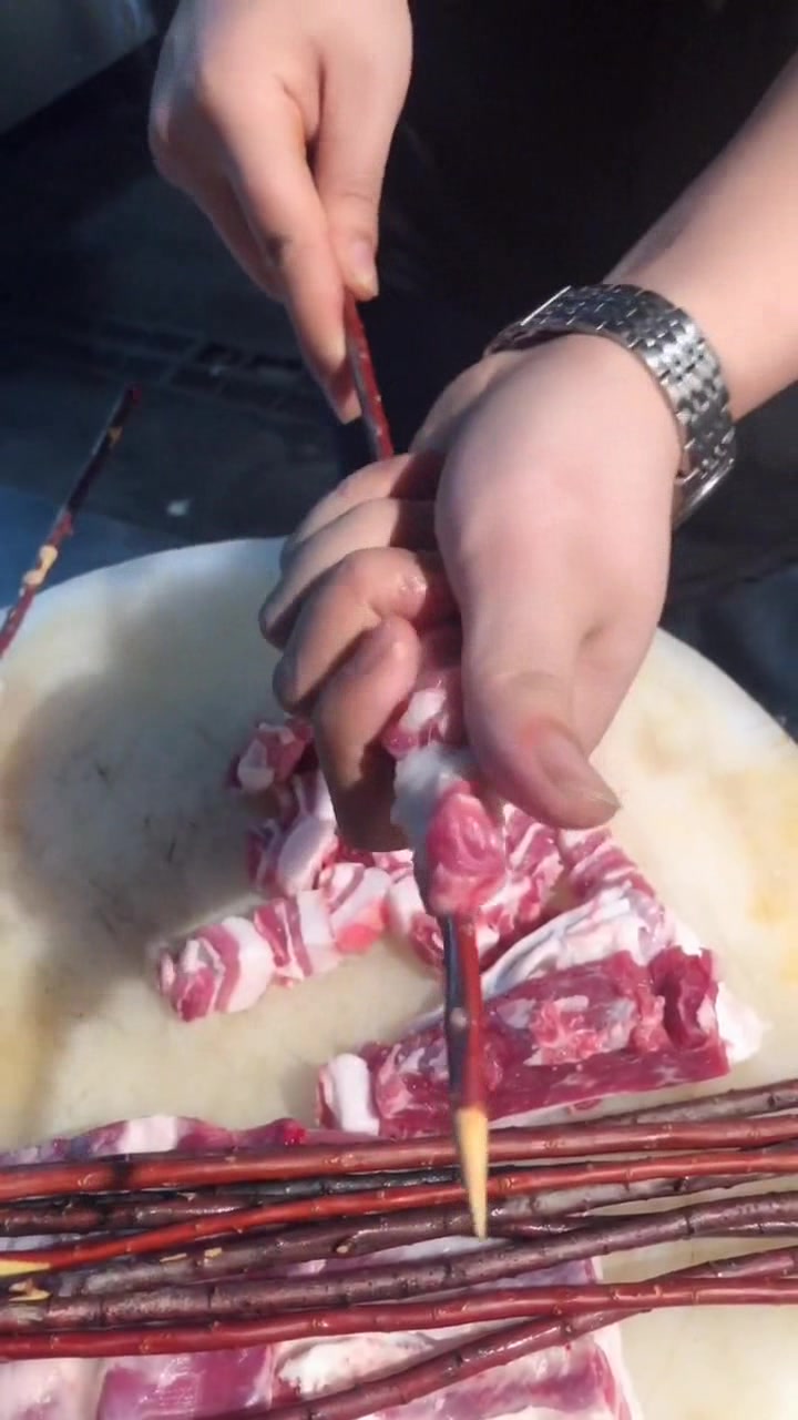 教你烤红柳羊肉串,看着简单易学,最后烤出来的成品太有食欲了!