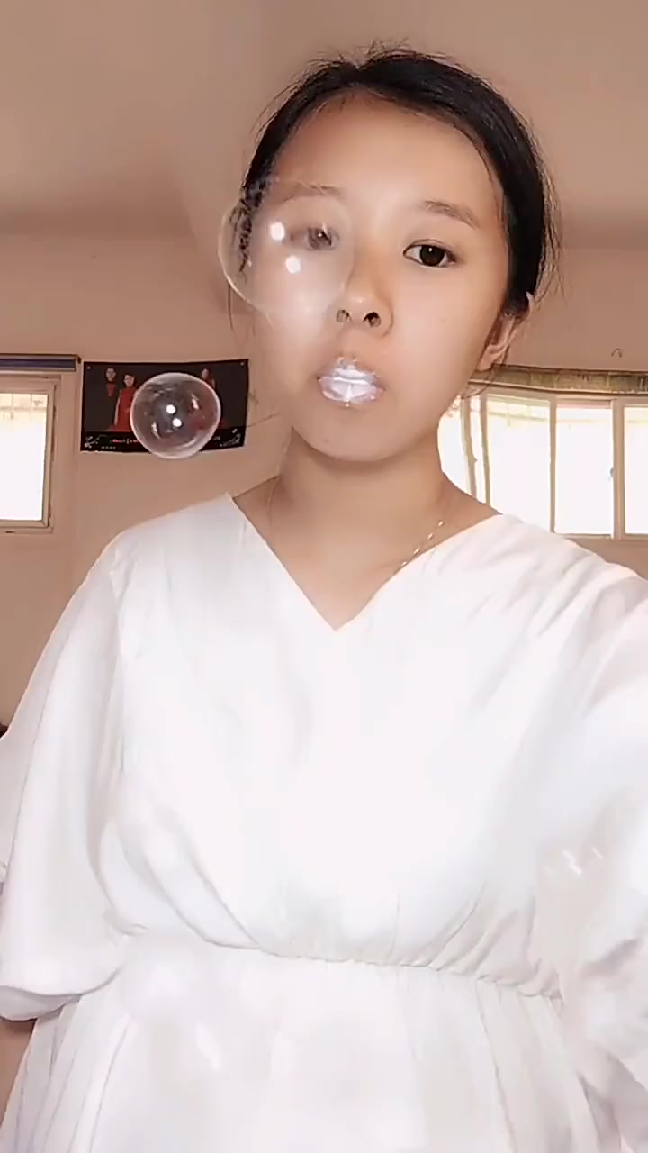 美女这是洗衣粉吃多了吗?嘴里竟然可以吐泡泡,网友:人工泡泡机