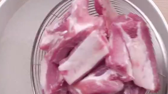 【木瓜排骨汤】甜甜的木瓜也能煲汤喔!加入了木瓜片的排骨汤更加鲜甜味美, 颜色鲜艳漂亮,让人