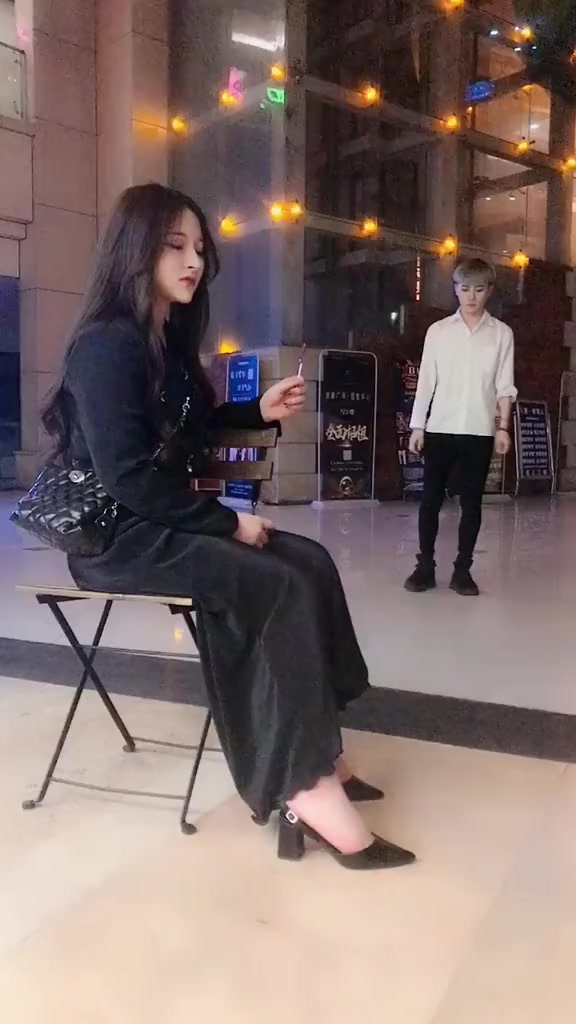 小姐姐弯腰提鞋,小哥哥主动过来帮忙,本以为他很绅士没想这么皮