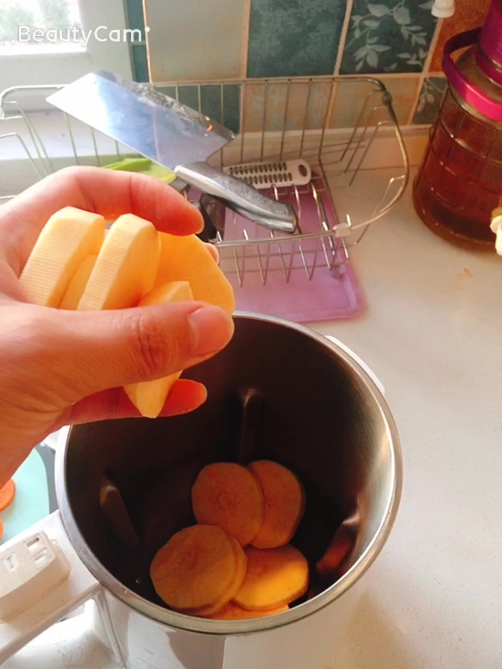 宝宝辅食,红萝卜红薯米糊糊,一家人都爱喝,用豆浆机简单易学