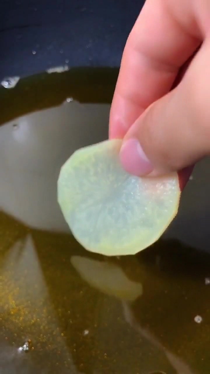 家庭版自制炸薯片,焦香脆嫩,金黄酥脆,好吃卫生超简单