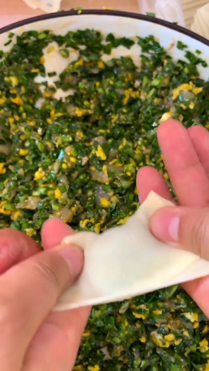 韭菜虾仁做的馄饨巨好吃,薄皮馅多特别鲜,做法简单,一学就会!