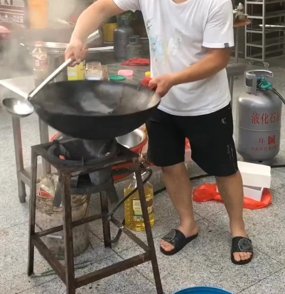 第一次见这种油泼鲤鱼,泼上去的瞬间,看得我想流口水了