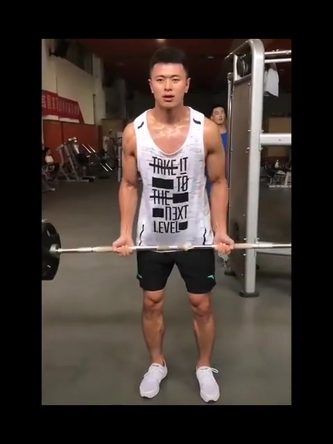 体育生的训练日常,汗液散发荷尔蒙,肌肉猛男举铁简直是小菜一碟