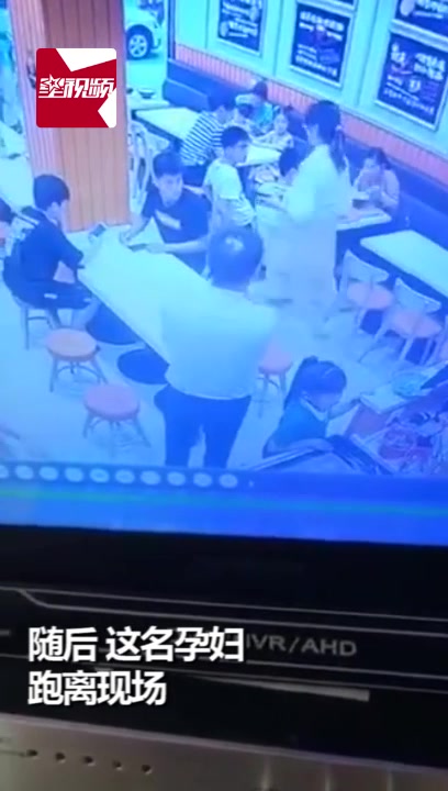 令人发指!饭店内敲桌子,孕妇端起刚出锅麻辣烫泼向1岁幼童