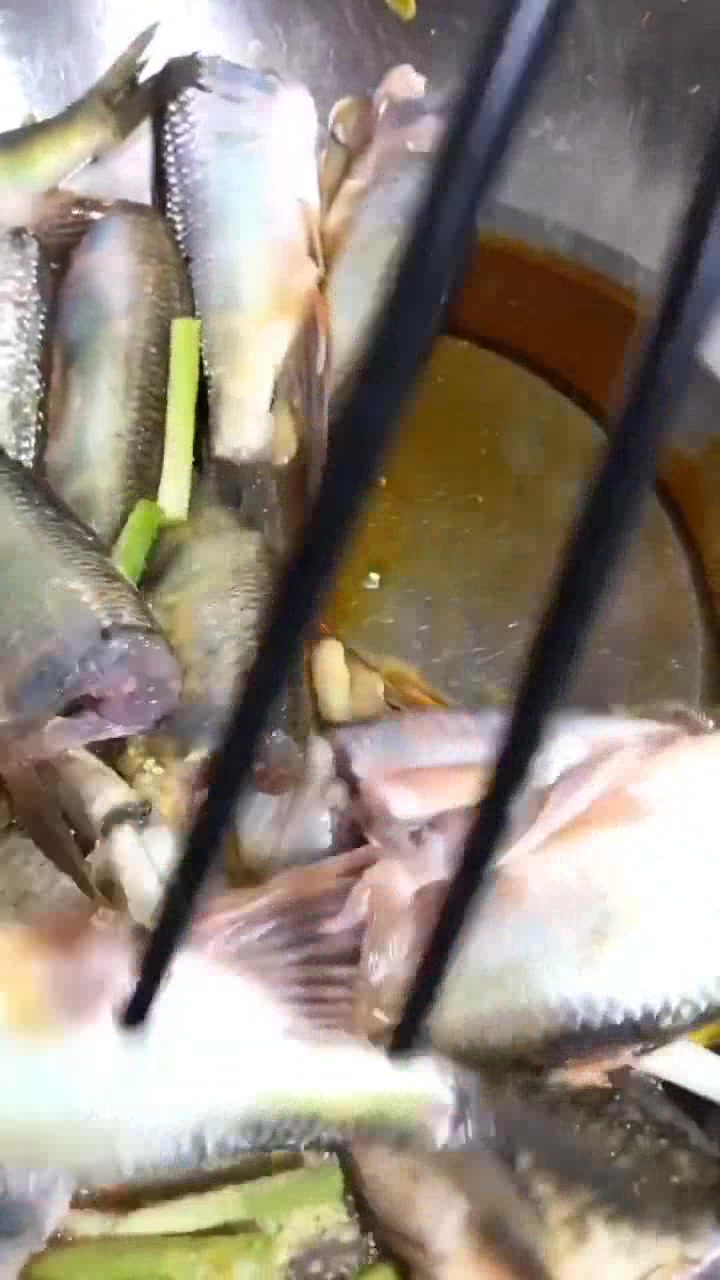 大厨分享干炸小河鱼做法,焦黄脆口,美味香浓,你喜欢吃吗?