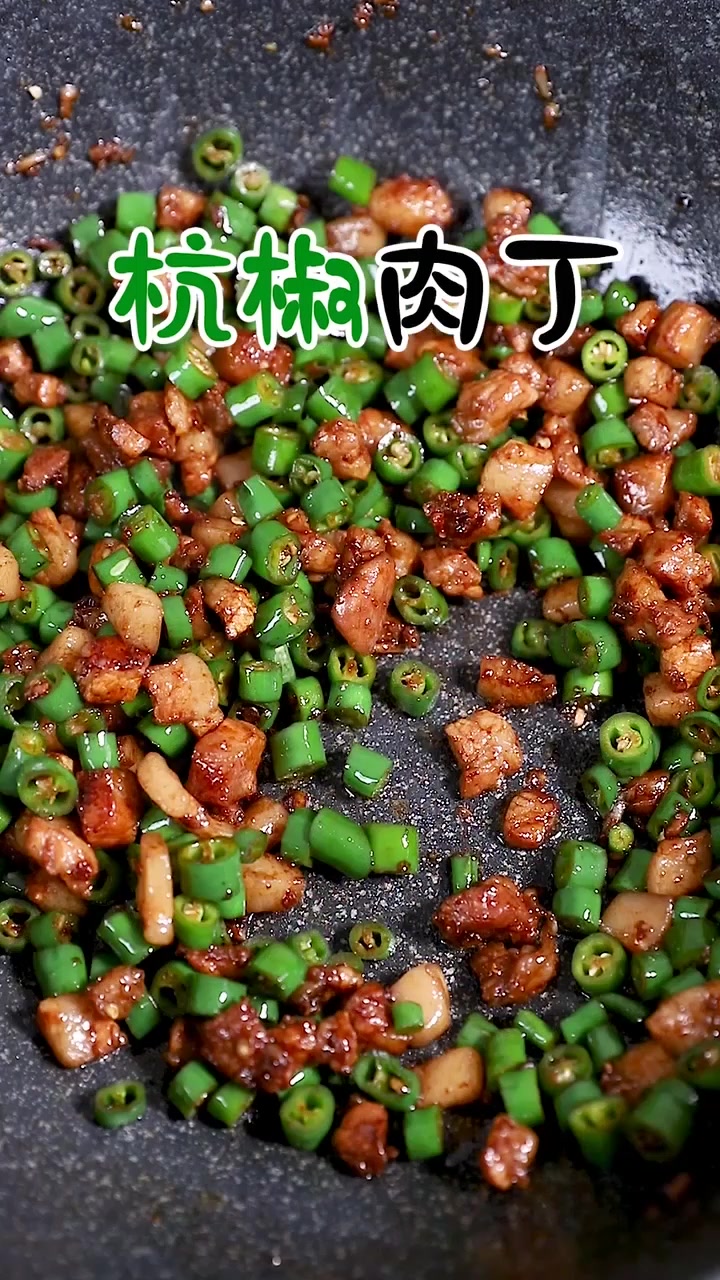 大厨教你做:杭椒肉丝,色泽嫩绿,肉质鲜美,搭着米饭吃特过瘾!