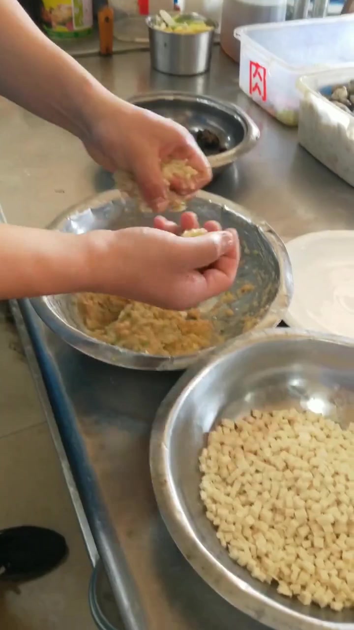 香菜虾肉丸的做法,好吃不油腻,自己做超简单,干净卫生无添加!