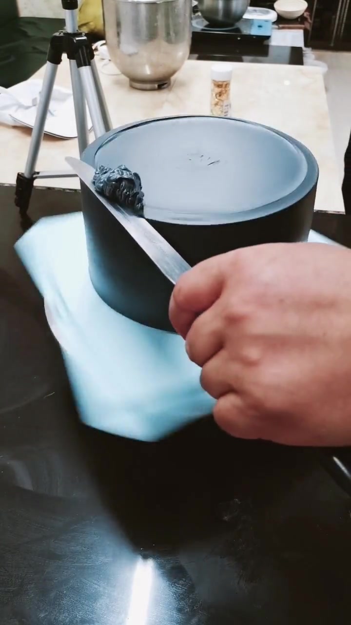 蛋糕师制作了一款黑色系蛋糕,看到成品那一幕,真是太惊艳了