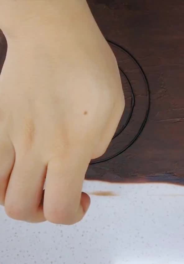 老师傅做巧克力圈,这一幕让我开眼了,这手法,简单又好看!