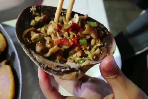 在烟台,吃惯了现成的海鲜,哪有自己去海鲜市场选的鲜! 吃到了自己买的天鹅蛋、海鸡子,跟脸一