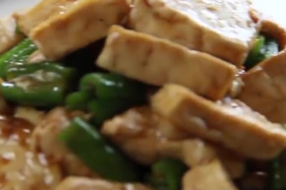 【豆腐青椒】这才是豆腐最好吃的做法,加点青辣椒一起炒,味道绝对好。