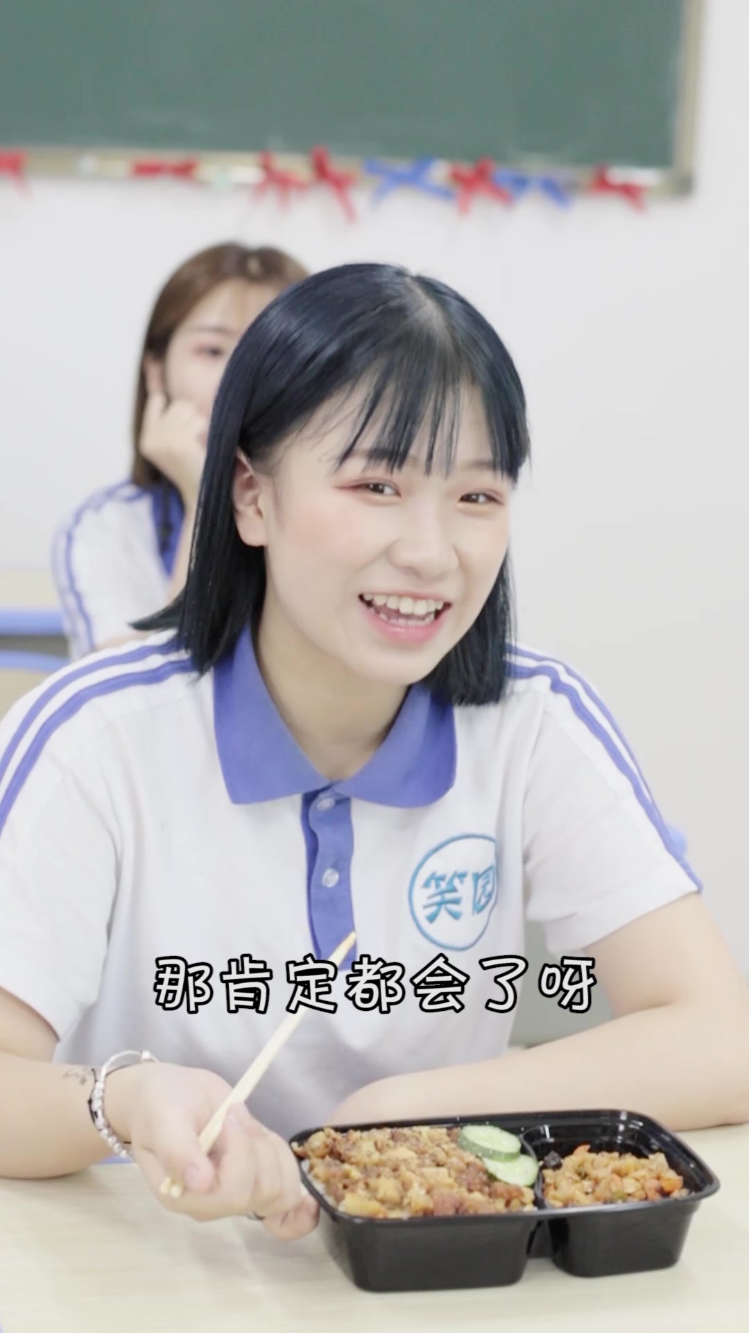 鱼香肉丝和烤肉拼在一起的双拼饭,芳香四溢,美味诱人