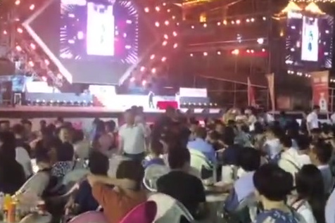 【酸了!盱眙3万人狂吃40吨小龙虾:坐在露台上边看演出边吃虾】6月13日,江苏盱眙,第十九