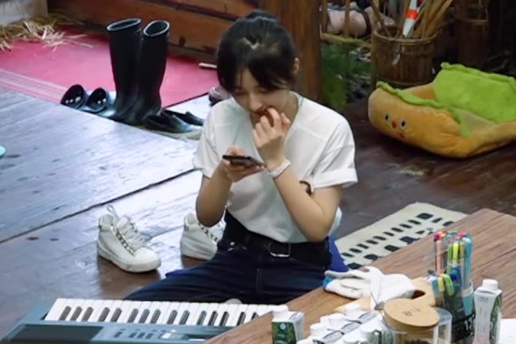 彭昱畅向张子枫展示自己的健身成果,被妹妹质疑是肋骨~ 那么问题来了~ 彭彭的这个到底是肋骨