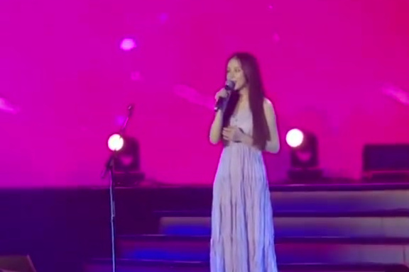 【武汉斗鱼嘉年华主播演唱会:周二珂压轴出场,粉丝高举荧光棒】2019年6月14日,武汉斗鱼