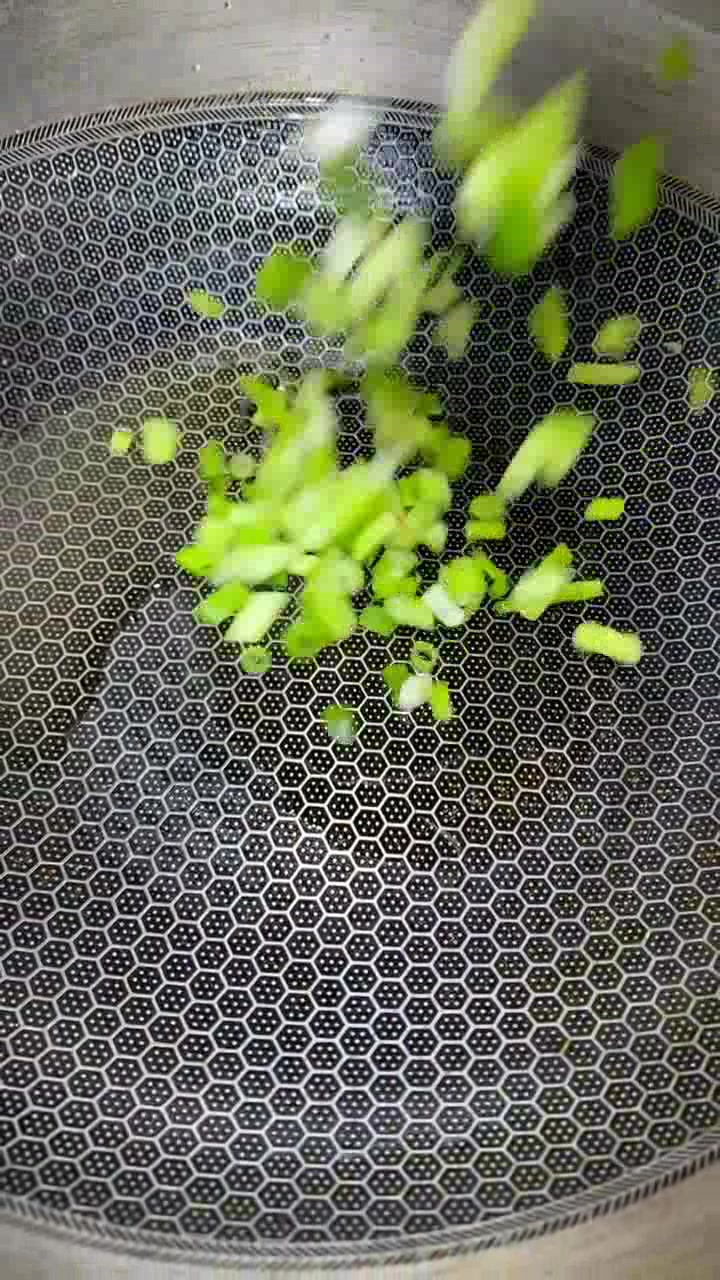 东北人爱吃的大酱炒鸡蛋,只需加入这种酱,有了它能吃两碗饭!